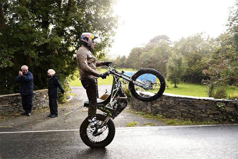 dougie lampkin wheelie isla de man