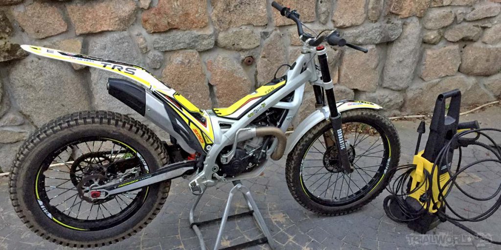 lavar moto de trial