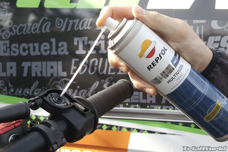 lubricate-oil-moto-trial-throttle