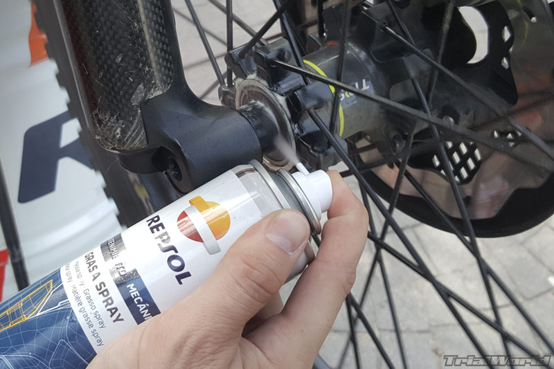 lubricar-engrase-moto-trial-eje-rueda