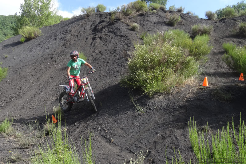 Ascensions et virages de vélos de trial